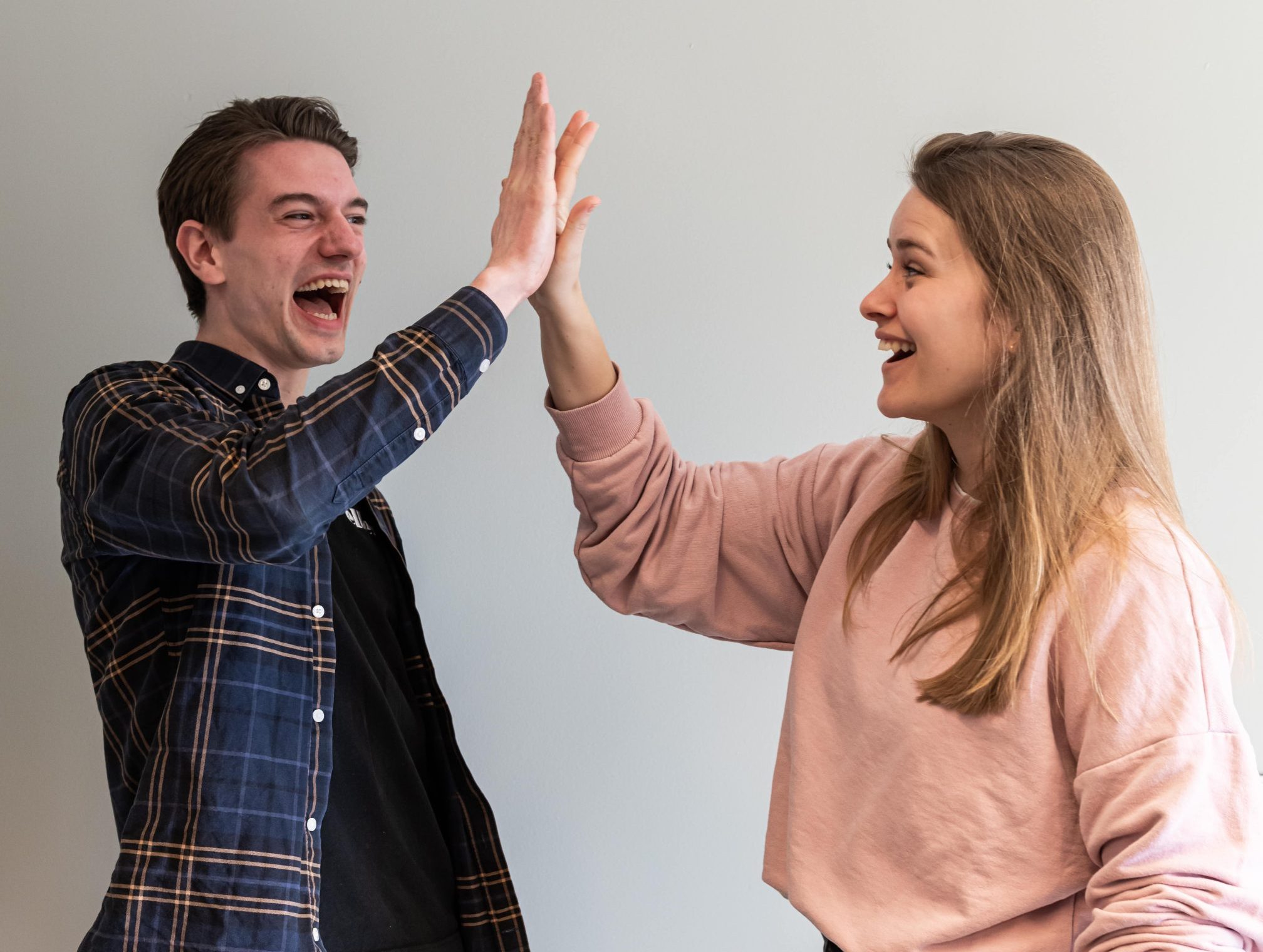Loes en Thomas high five